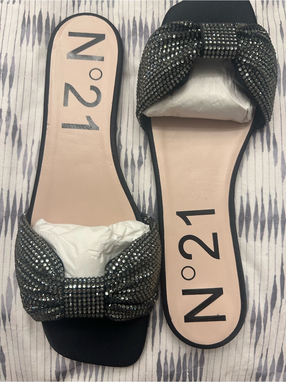 NWT - No 21 by Alessandro Dell’Acqua Black Crystal Bow Slide Sandals